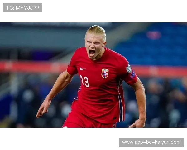 哈兰德训练时与老球迷拥抱，泪点刷屏